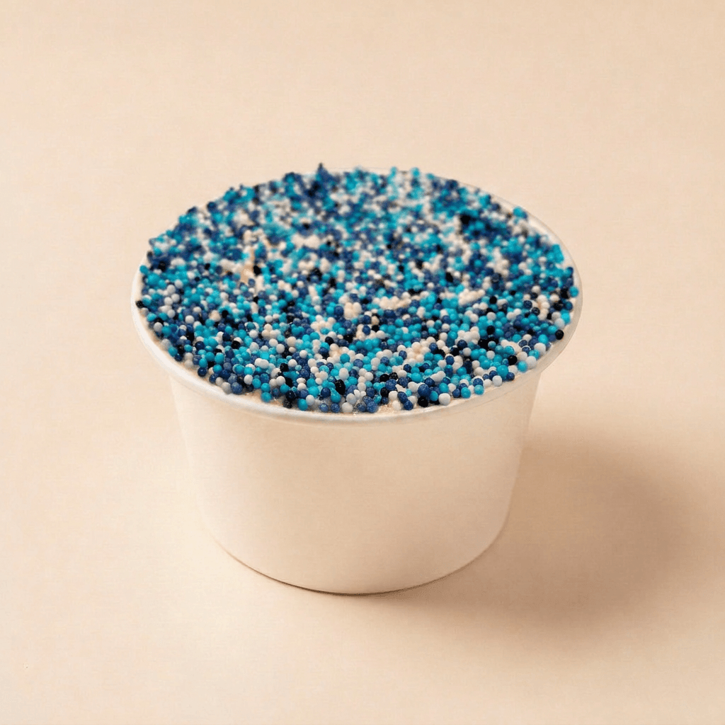 Bosbessen dotcake met romige roomkaasfrosting en een feestelijke disco dip van blauwe, witte en donkerblauwe suikerparels.